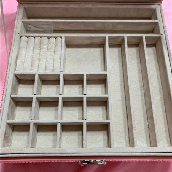 Swarovski Hello Kitty jewelry box. - Picture 4 of 8